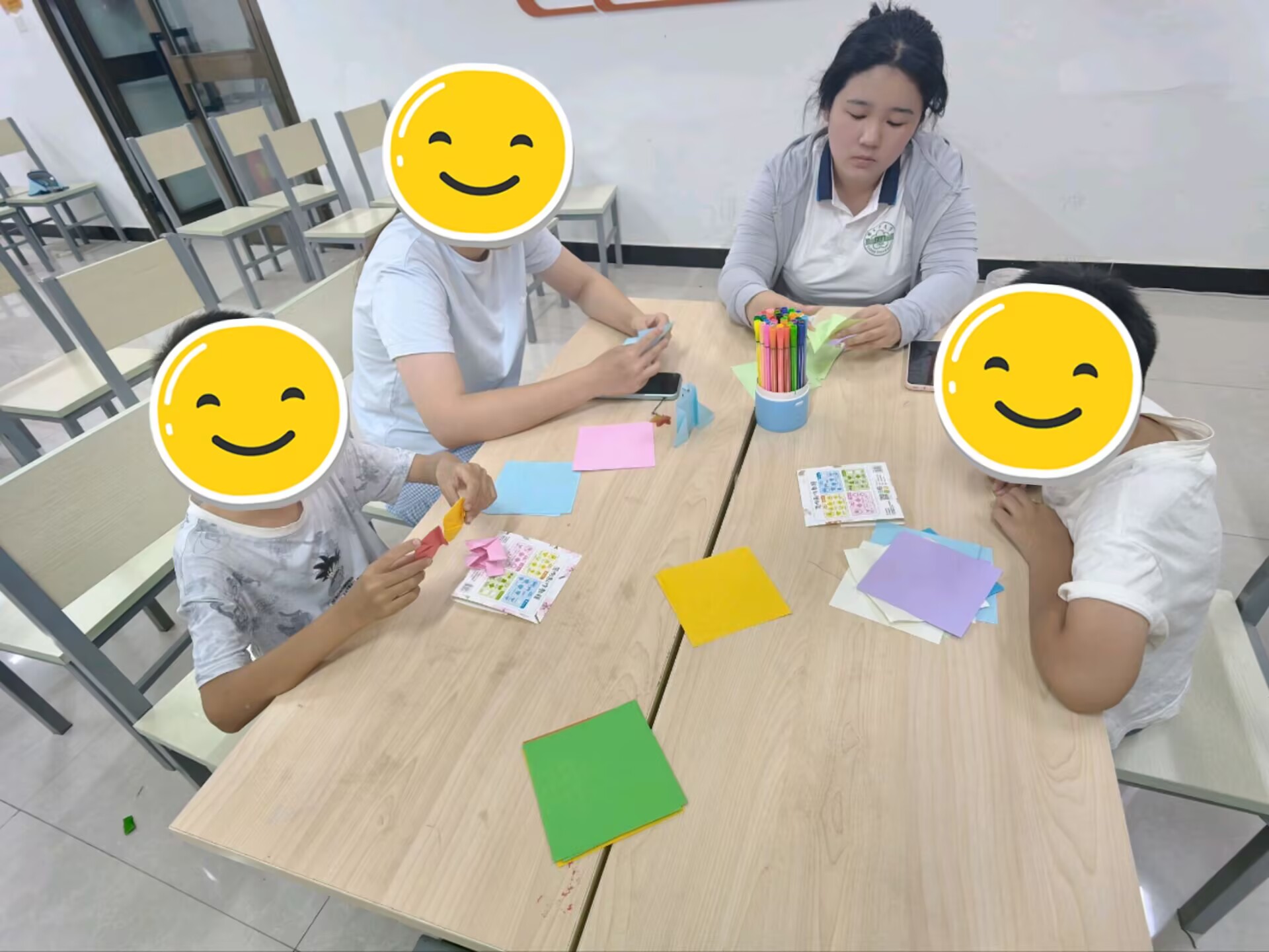 图2 实践队员带领青少年开展创意手工折纸小课堂.jpg