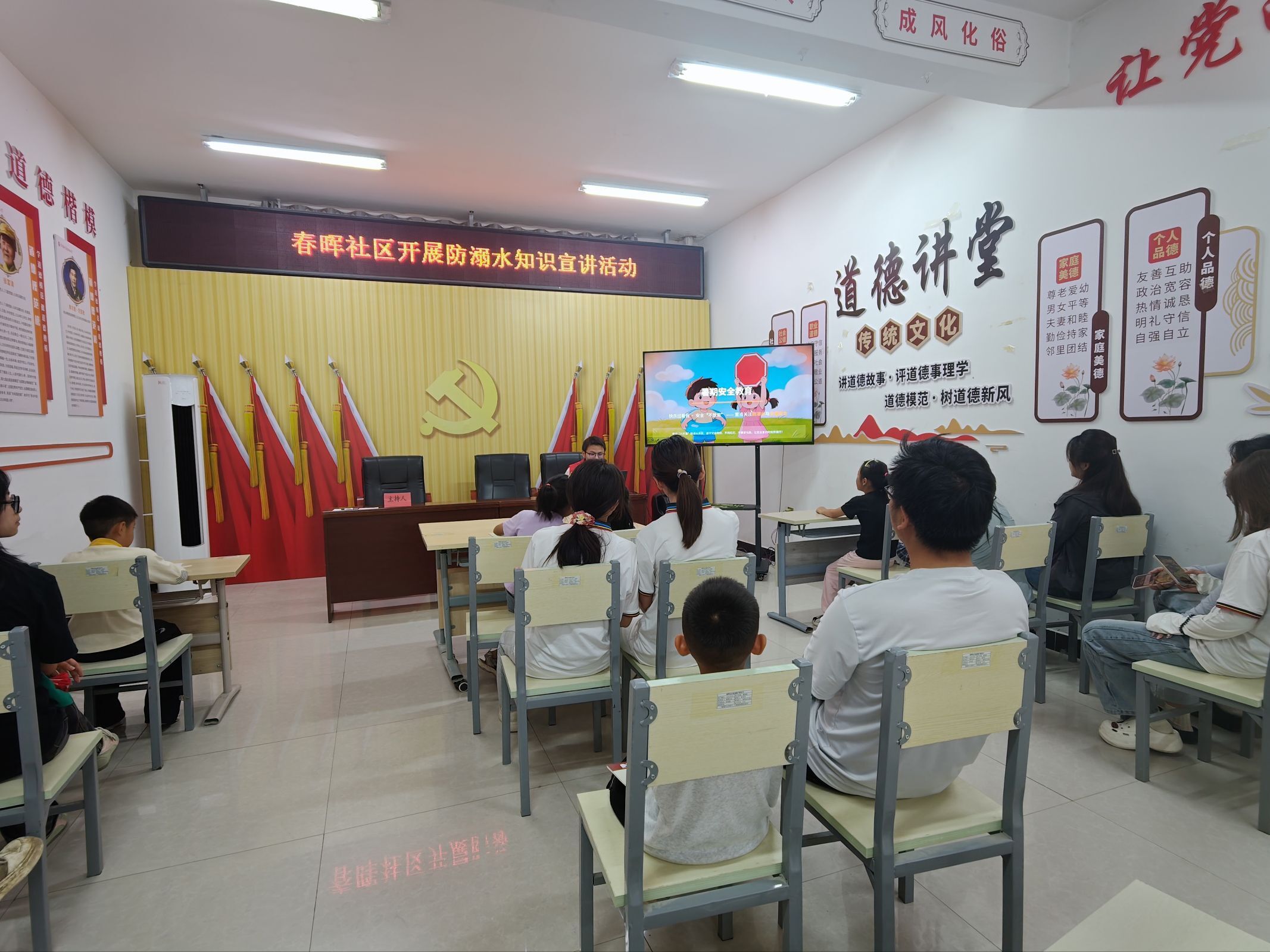 图2 实践队员向少年儿童讲述防溺水知识.jpeg 图2 实践队员向少年儿童讲述防溺水知识.jpeg