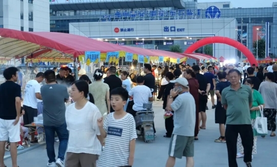 玉湖冷链襄阳园区夜宵街开街，冷库旁的夏夜烟火