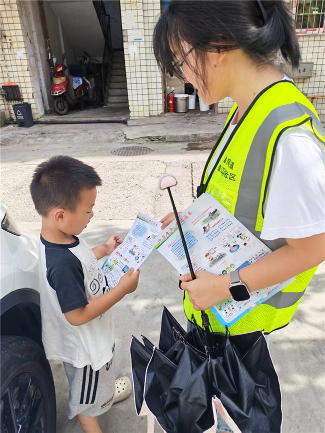 “邻安筑里社会实践队”赴舞凤街道开展防溺水宣传