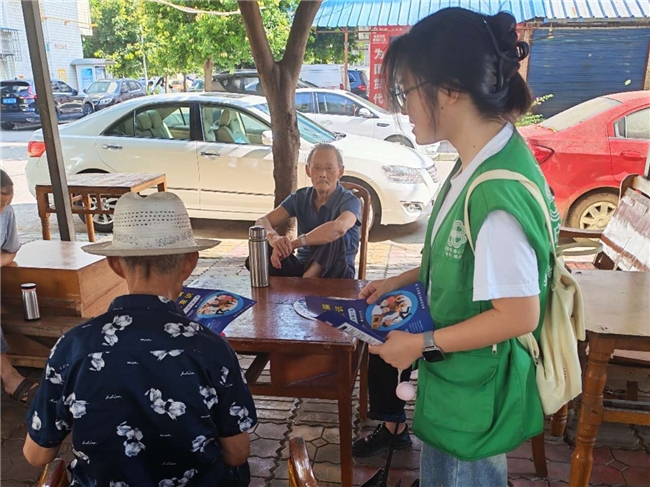 “邻安筑里社会实践队”于镇江东路反诈宣传