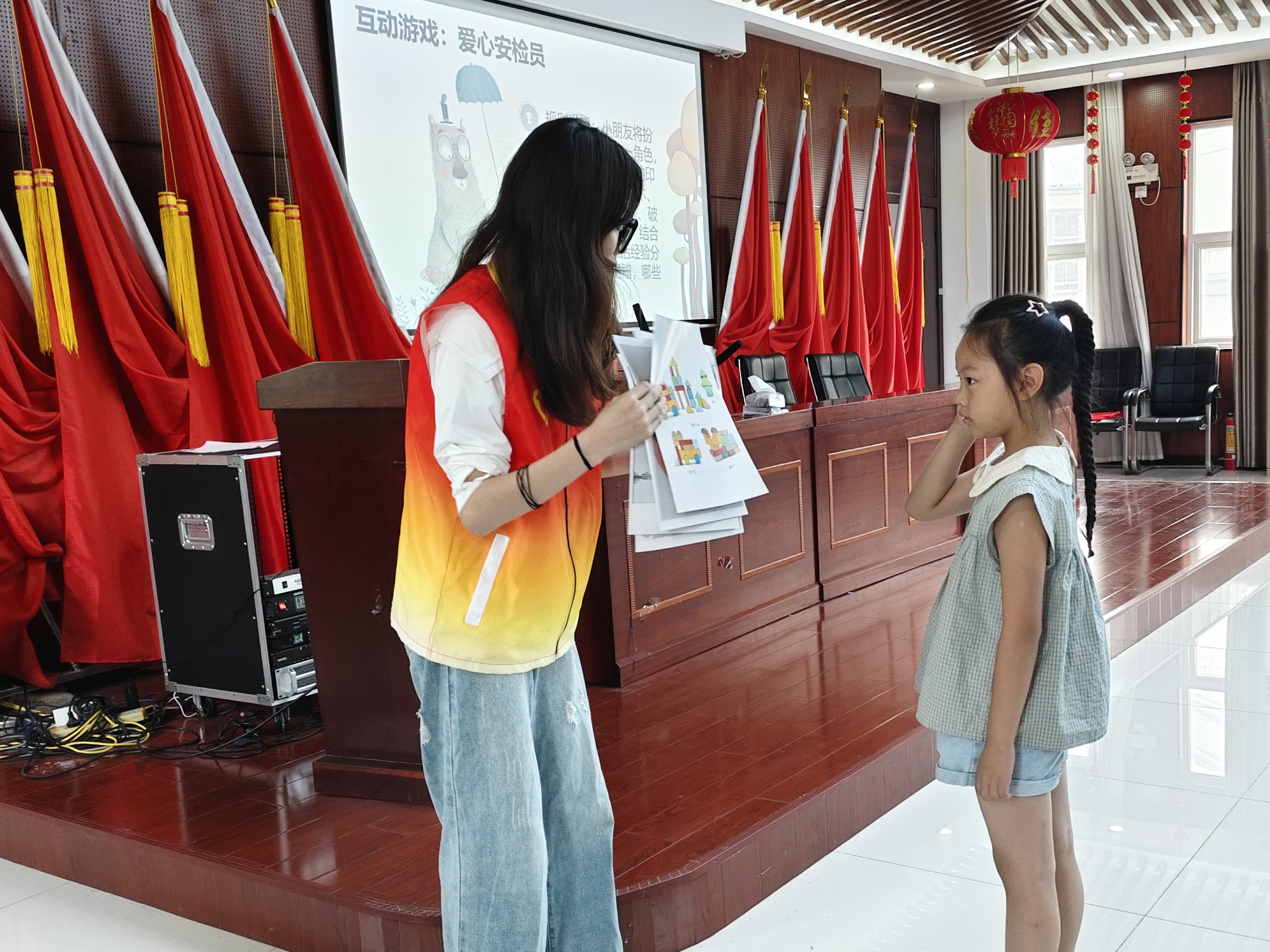3.图为实践队员开展爱心捐赠互动小游戏.jpg