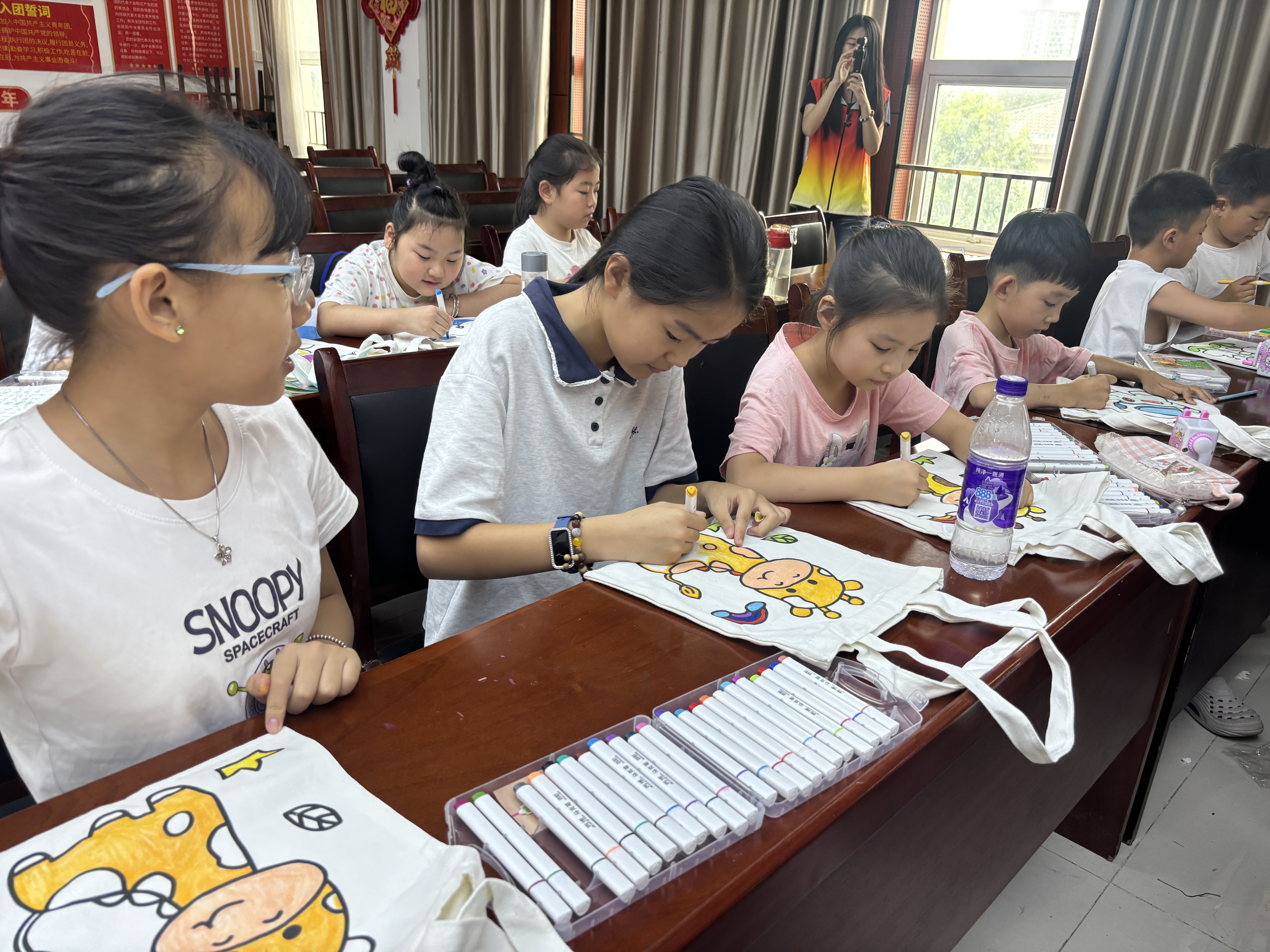 7.图为孩子们认真参与帆布包DIY彩绘实践.jpg