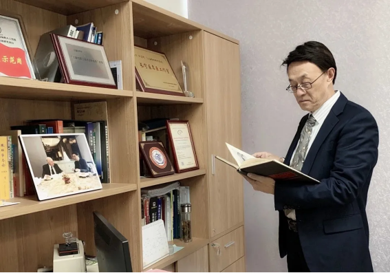 上海普瑞眼科医院常务副院长王富彬:划破夜幕的人_中华网