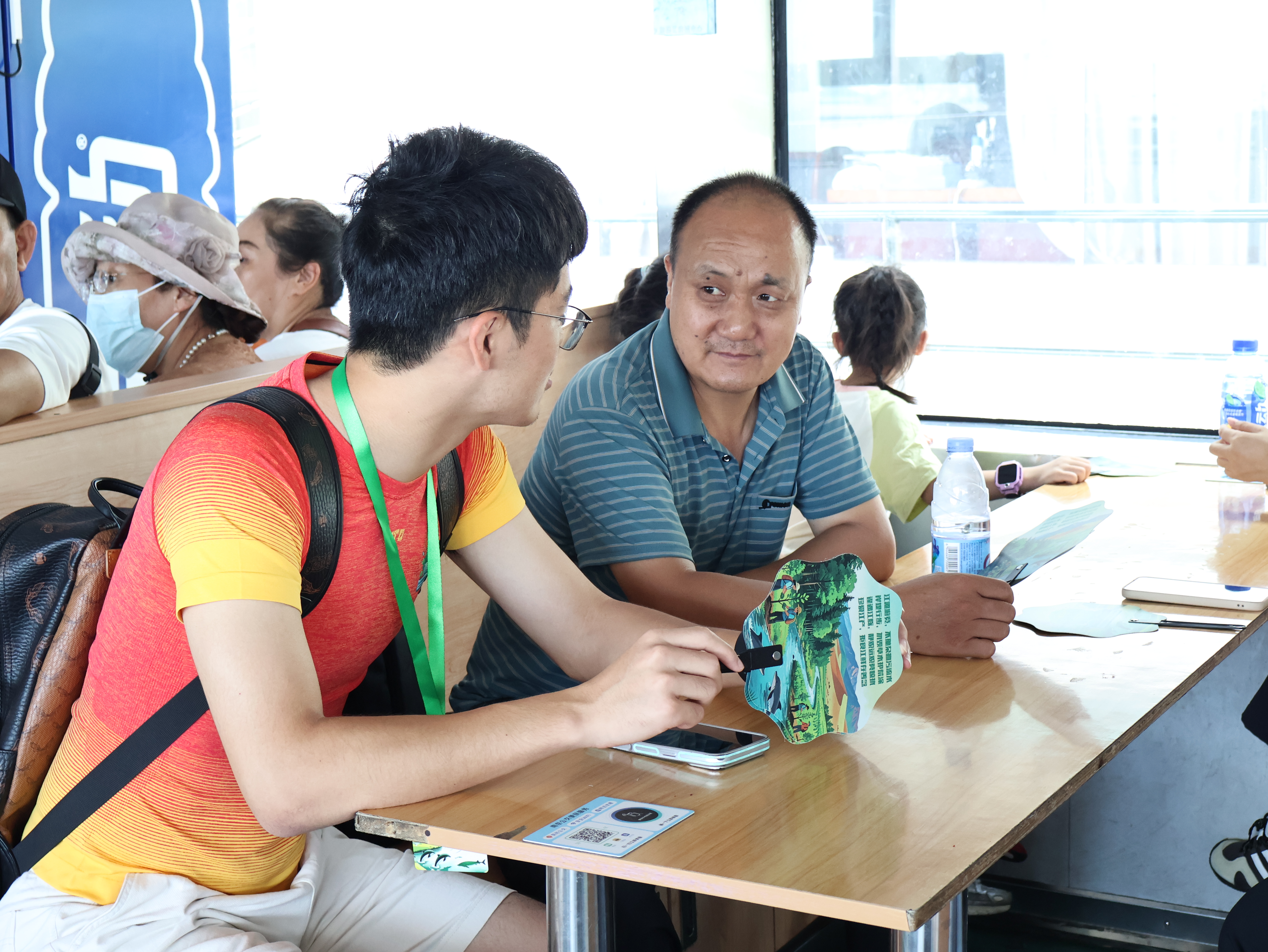 图2：实践团成员采访沿江居民.JPG