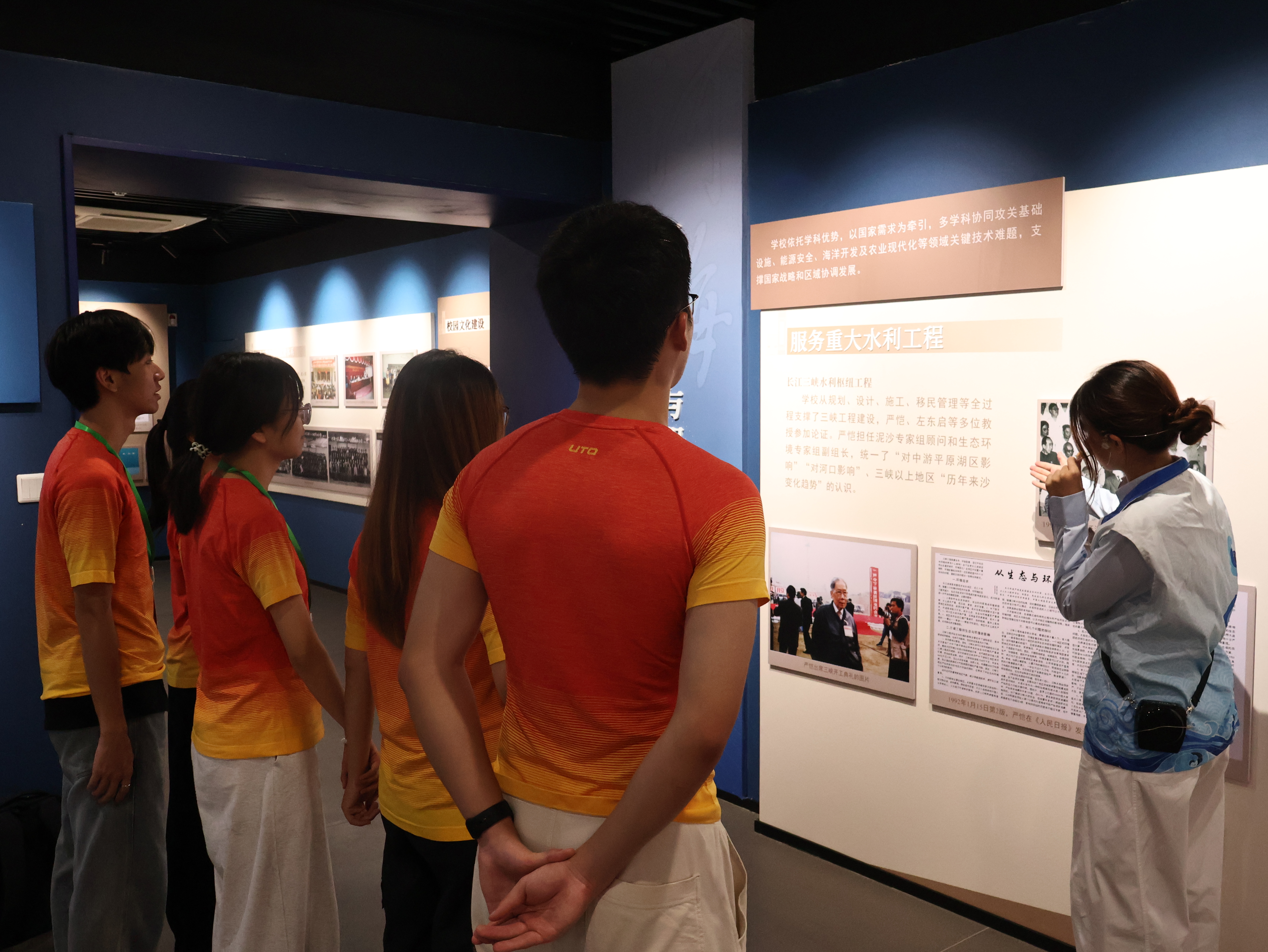 图3：实践团成员参观河海大学校史馆.JPG
