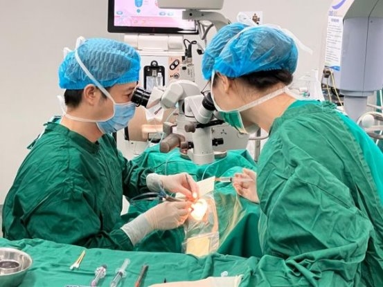 九旬老者重见光明：南昌爱尔眼科刘学群成功为高龄白内障患者实施高难度手术