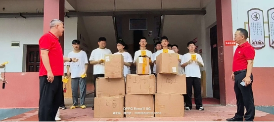 “中医发展教育工程”暨生命安全草本防护卡公益捐赠活动走进洪湖贺龙中学