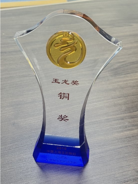 绿松石“铁线”越多越天然?新手别只看表面,先看孔道和光泽,附品牌选购思路