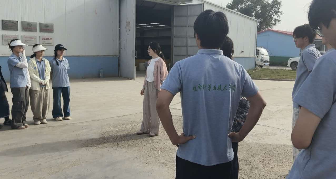 老师嘱托学生深耕南疆水产产业.jpg
