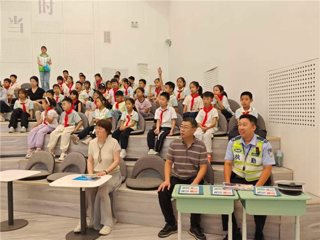 历下区姚家街道“开学第一课”点亮韶光小学：分类普法进校园，绿色安全伴成长