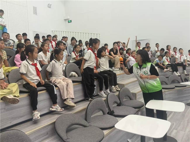 历下区姚家街道“开学第一课”点亮韶光小学：分类普法进校园，绿色安全伴成长