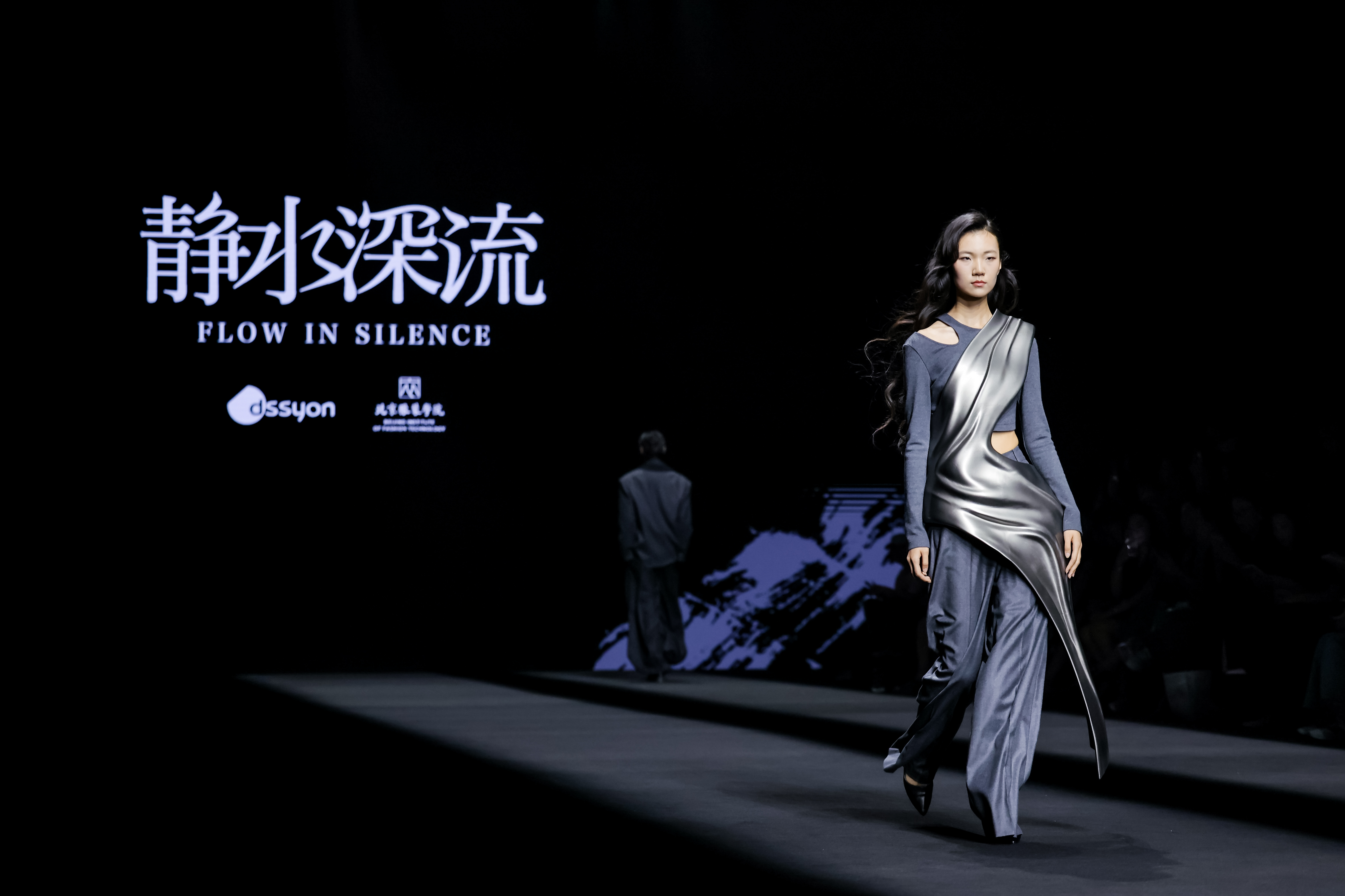 守中而行：迪尚·万岚2026秋冬作品发布会亮相中国国际时装周(图2)