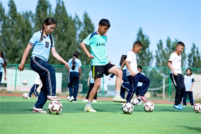 球门之外，书页之中：足球、阅读与草原少年