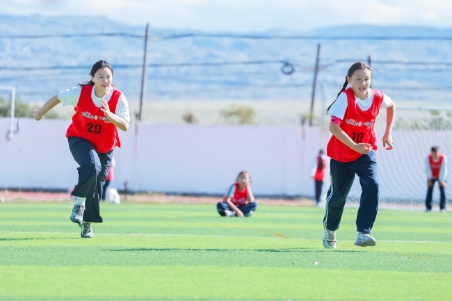 球门之外，书页之中：足球、阅读与草原少年