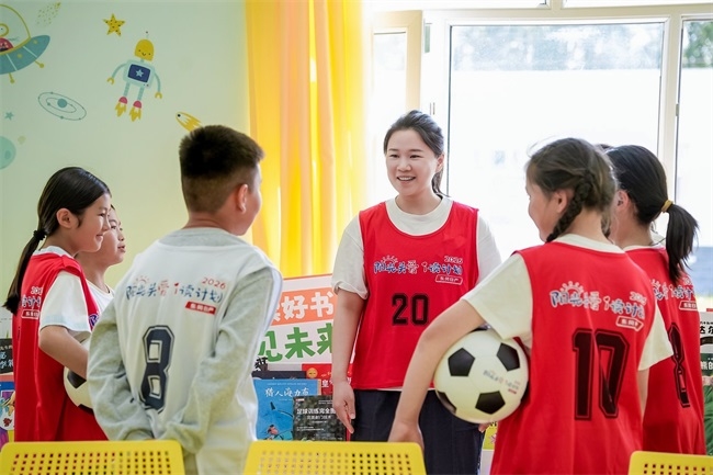球门之外，书页之中：足球、阅读与草原少年
