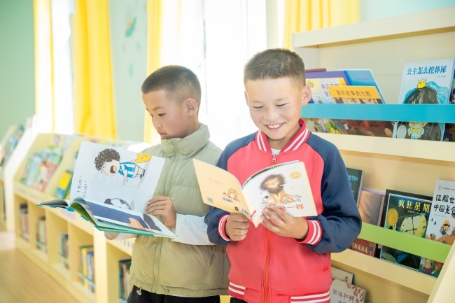 球门之外，书页之中：足球、阅读与草原少年
