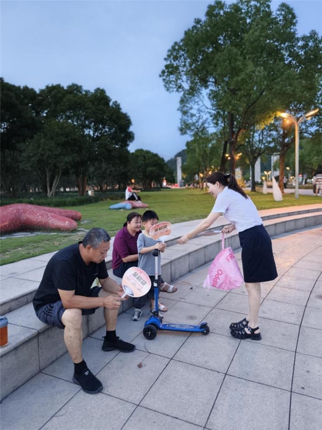 秋夜晚风送温情 金融惠民暖人心