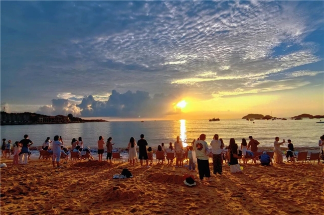 威海市环翠区：半月湾追日出 邂逅海岸破晓之美