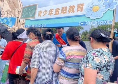 深耕边疆金融消保阵地 中国太保产险腾冲支公司深度参与“星火同行·金融消保乡村行”宣传活动