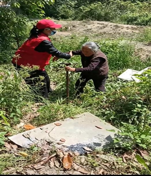 危急时刻伸援手 助老员勇救落水老人