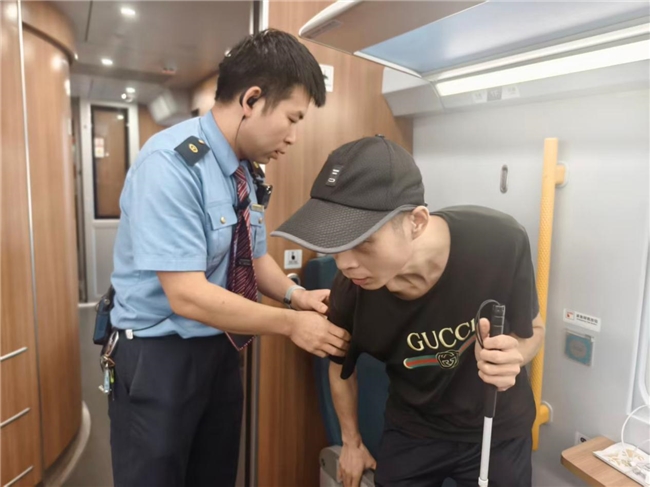 暖心服务暖旅途 贴心帮扶情满车厢