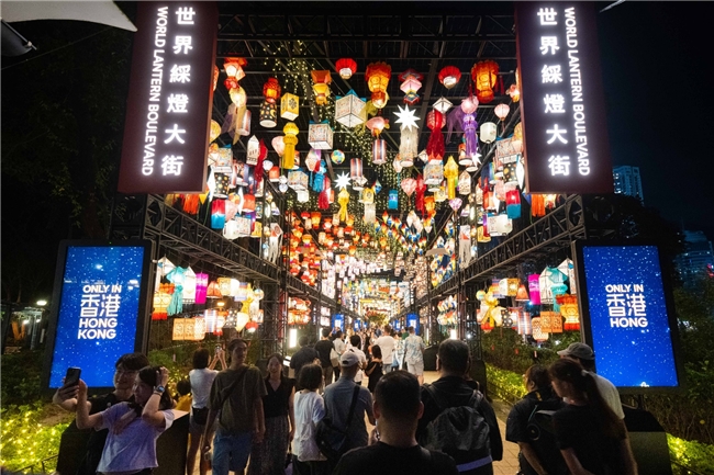 旅发局首个“国际中秋彩灯汇”维园盛大开幕，串连全城中秋活动 吸引旅客来港 借旅游带动经济
