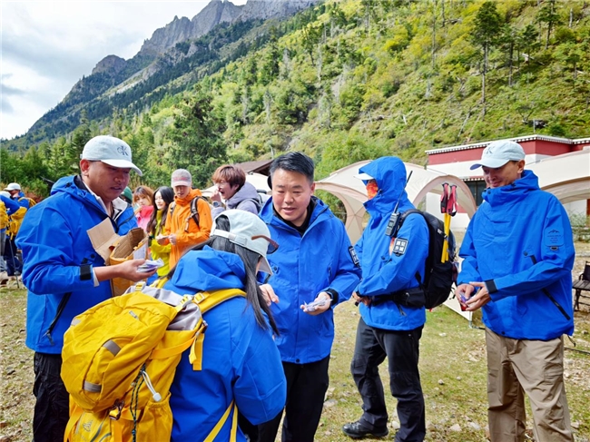 秋色中奔赴山野 四川乡城“乡约山河”徒步活动吸引全国爱好者第1张-兰州新闻网