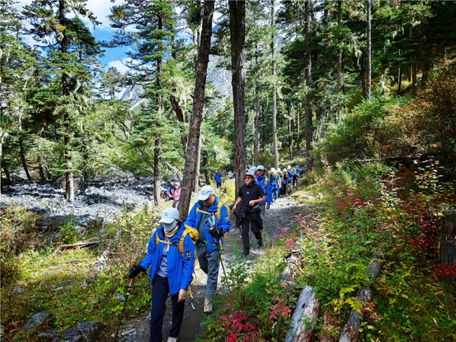 秋色中奔赴山野 四川乡城“乡约山河”徒步活动吸引全国爱好者第3张-兰州新闻网