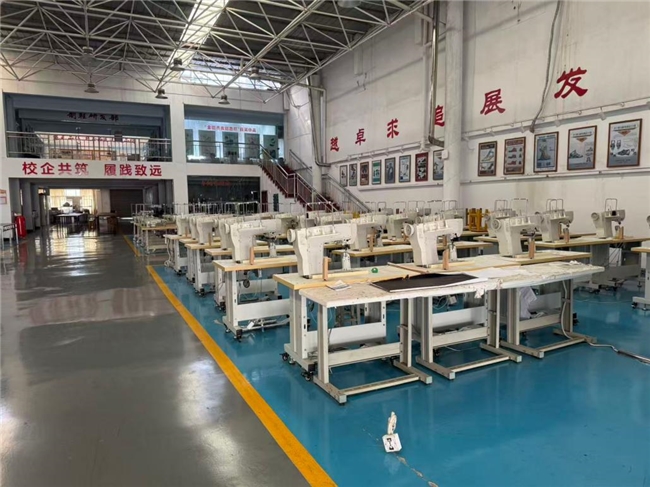 深耕实训机房，落地科创样品｜“无焰可击”团队依托校内缝纫机房推进防护服研发