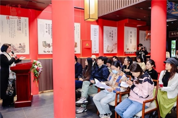 ͩ���衸�����������²�Ʒ���Ͽ��ߡ�����ҽ���ʽ���ֲᡷ����ǩ���ż�Բ������