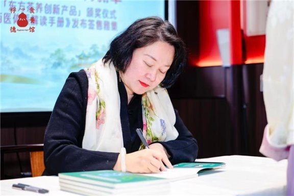 ͩ���衸�����������²�Ʒ���Ͽ��ߡ�����ҽ���ʽ���ֲᡷ����ǩ���ż�Բ������